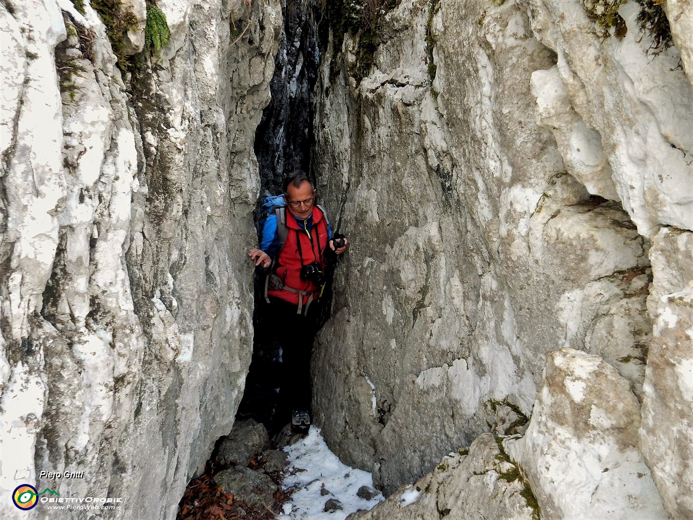 27 Uscendo dalla suggestiva strettoia rocciosa del Buco della Carolina.jpg